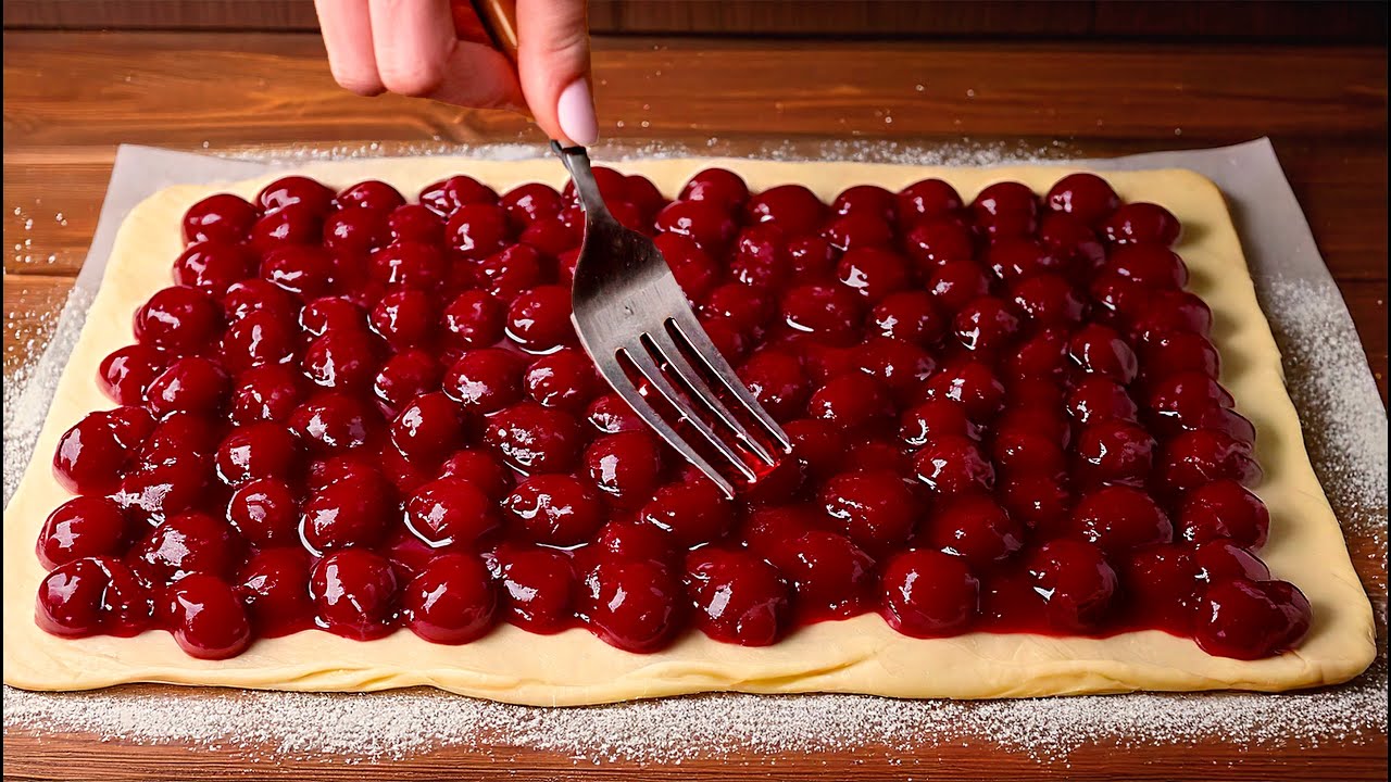 У вас есть слоёное тесто и вишня? Десерт, который удивит всех ваших гостей!