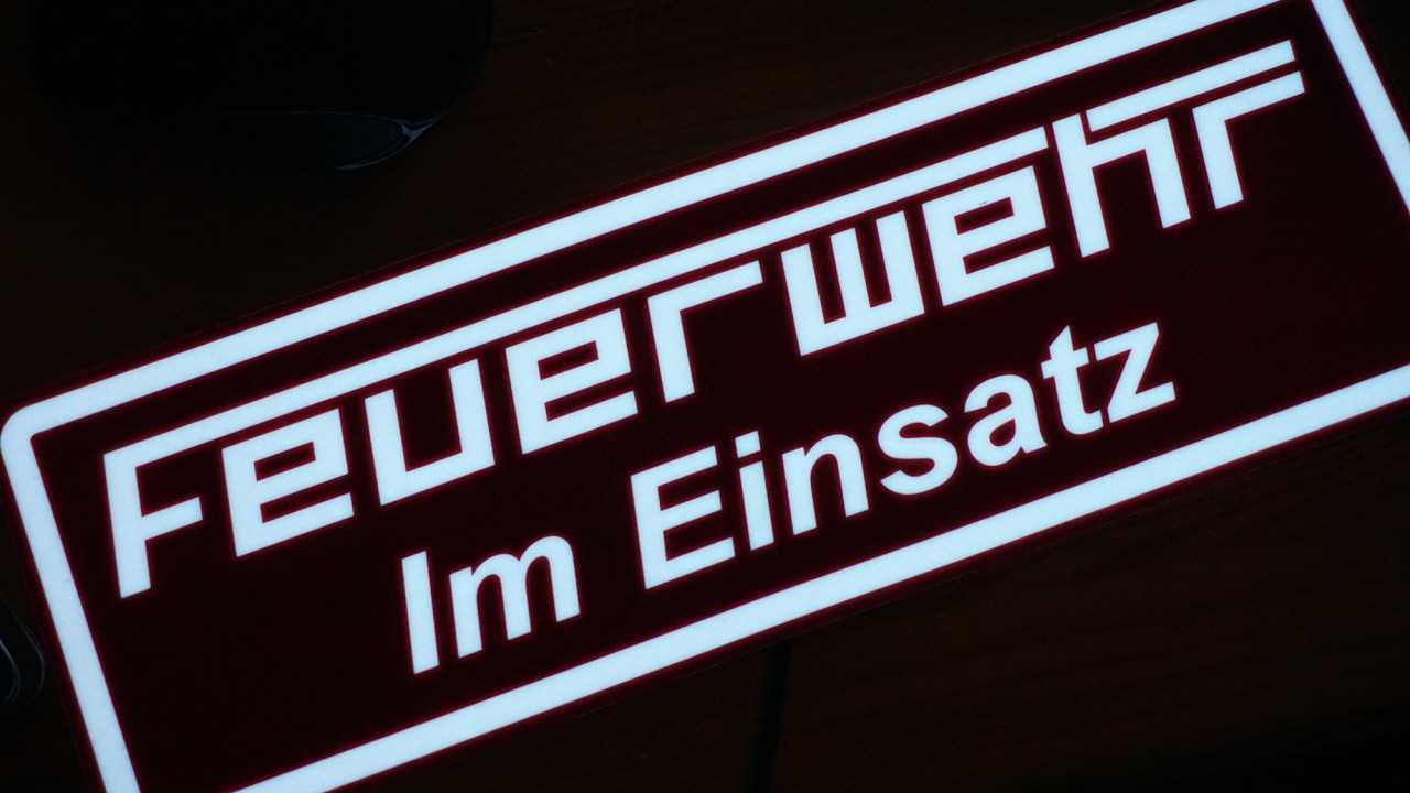 Leuchtschilder / Einsatzschilder / Feuerwehr im Einsatz / Rettungsgasse [von RedLightRescue