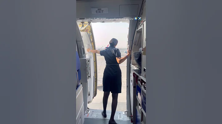 Closing door ♥️✨✈️#viral #viralshort #youtube #trendingshorts #airhostess #cabincrew #crew