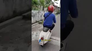 ketika ketemu lokotre di jalan #shorts #vespa #vespasmallframe #vespapts #vespakecil