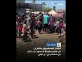 أطفال فلسطينيون ينتظرون في طوابير طويلة للحصول على قليل من الطعام في دير البلح 