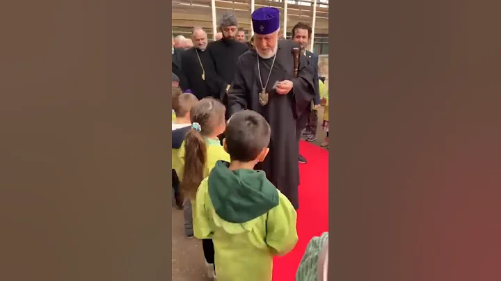 Գարեգին Բ կաթողիկոսը Մարսելում օրհնված խաչեր է տվել երեխաներին