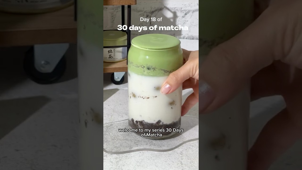 Cookies and cream matcha 🍪// Would you try this 🥰 Recipe: - mash 2-3 cookies - add a drizzle of