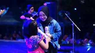 YA ASYIQOL MUSTHAFA Nissa sabyan Memberikan Jaket Kepada Adek Carissa