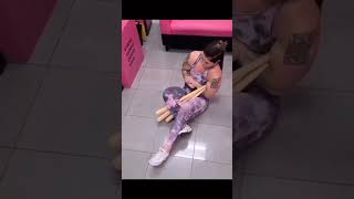 Jiu Jitsu girl breaks 3 baseball bats - leg lock strength Resimi
