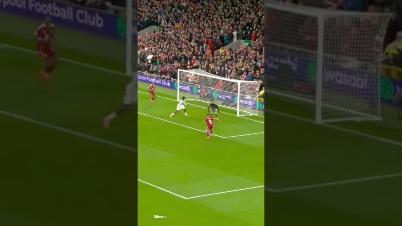 moh salah misses thegolden chance to bring Liverpool level up withman united 