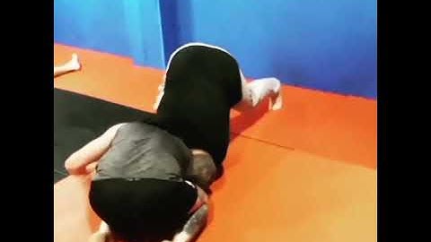 Honeybadgers RONIN MMA NZ  Front head lock. Schultz choke with anaconda roll, Catchwrestling.
