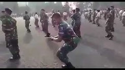 Tentara Joget Nona Manis Putar Kekiri Dan Kekanan  - Durasi: 2:10. 