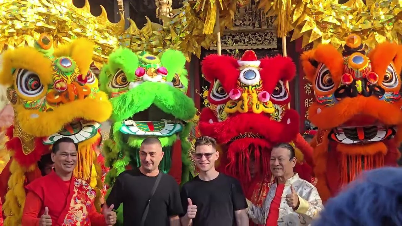 Múa lân trả lễ ngày giao thừa Tết Bính Ngọ 2026.