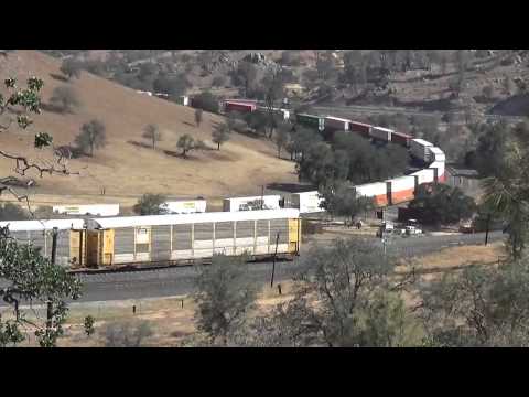 BNSF 4686 stacks & racks west [HD]