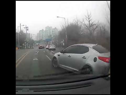오토바이 운전미숙인데 비접촉사고라며 차과실 주장, 손목치기 - 보배드림 블랙박스