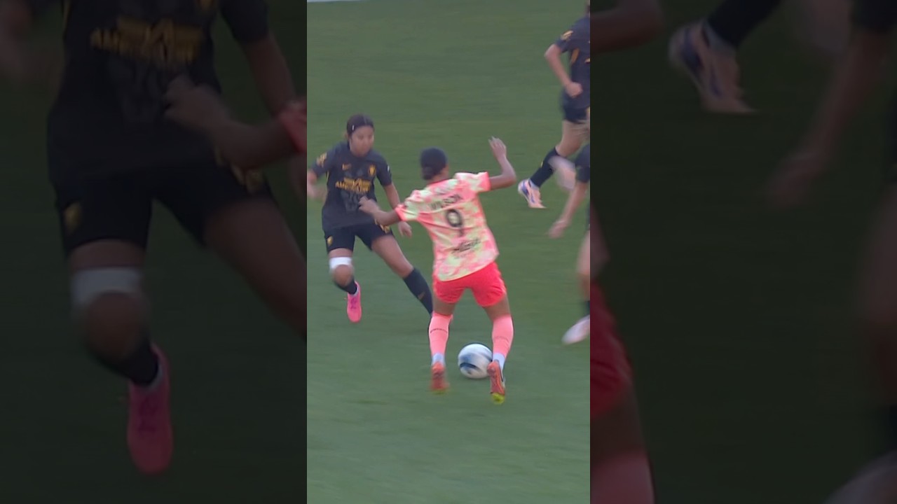 The footwork from Sophia Wilson 👀 #nwsl #soccer #football