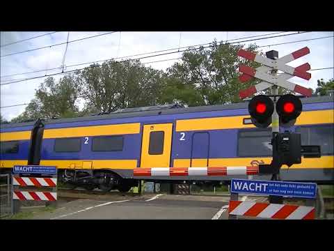 Spoorwegovergang Meppel // Dutch railroad crossing // NS ICNG 3208
