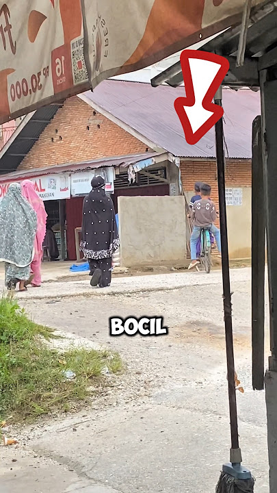 Saking saltingnya sampe lupa jalur😭😭😭 #sekolah #masasekolah #bocil (sc.@adytiaprtma___)