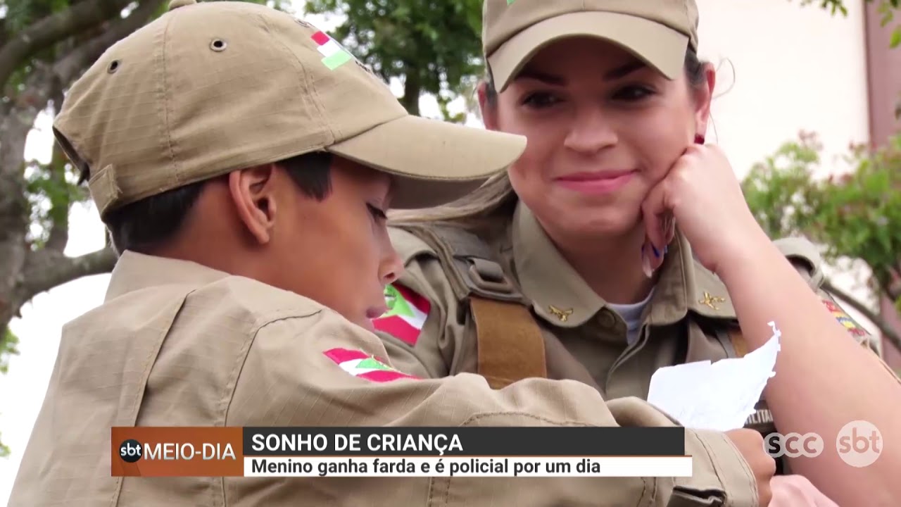 VÍDEO: fardados, policiais militares surpreendem crianças e jogam