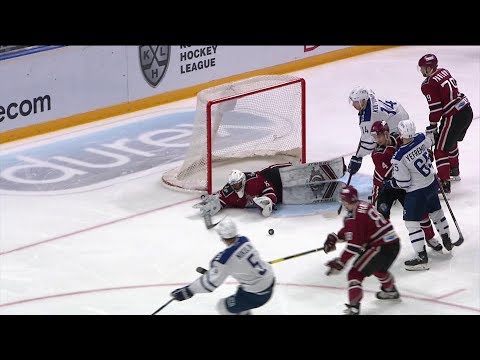 Билялов отражает бросок после падения