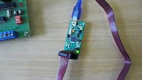 Программатор AVRISP MKII.