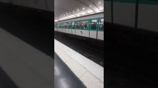 Arrivée et départ de la rame MF 77 rénovée n°31042 à la station Brochant.
