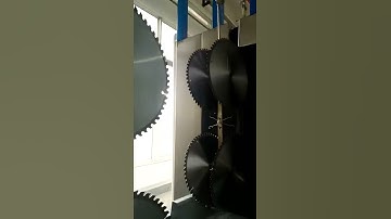 automatic spraying system for cleaning workpiece