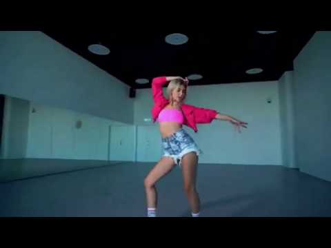 Ева Миллер танцует под песню God is a woman - Ariana Grande