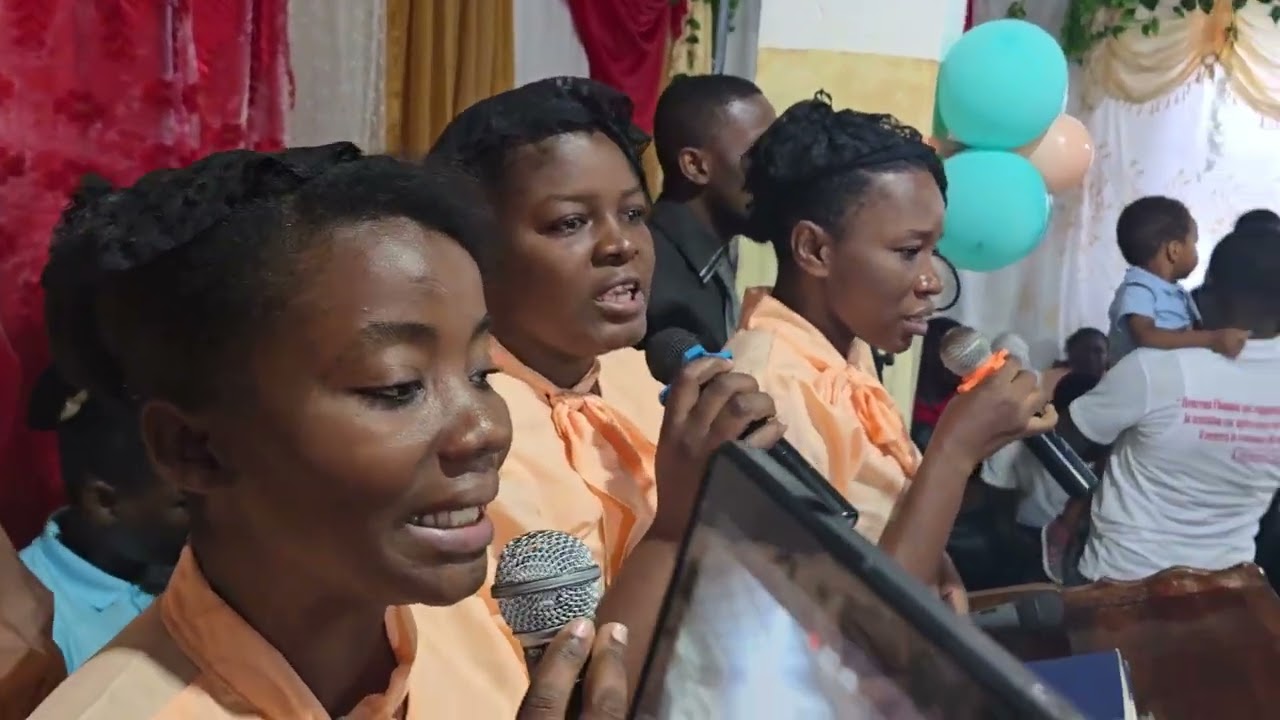 Moment de prière par l'évêque Darline Pompée. 