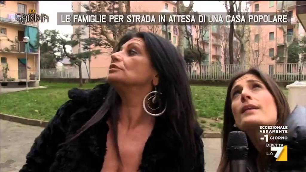 Le famiglie per strada in attesa di una casa popolare