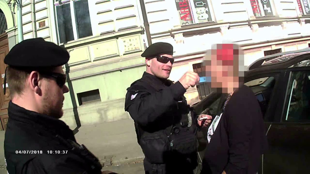 STRÁŽNÍCI V CENTRU PRAHY DOPADLI ŘIDIČKU POD VLIVEM DROG