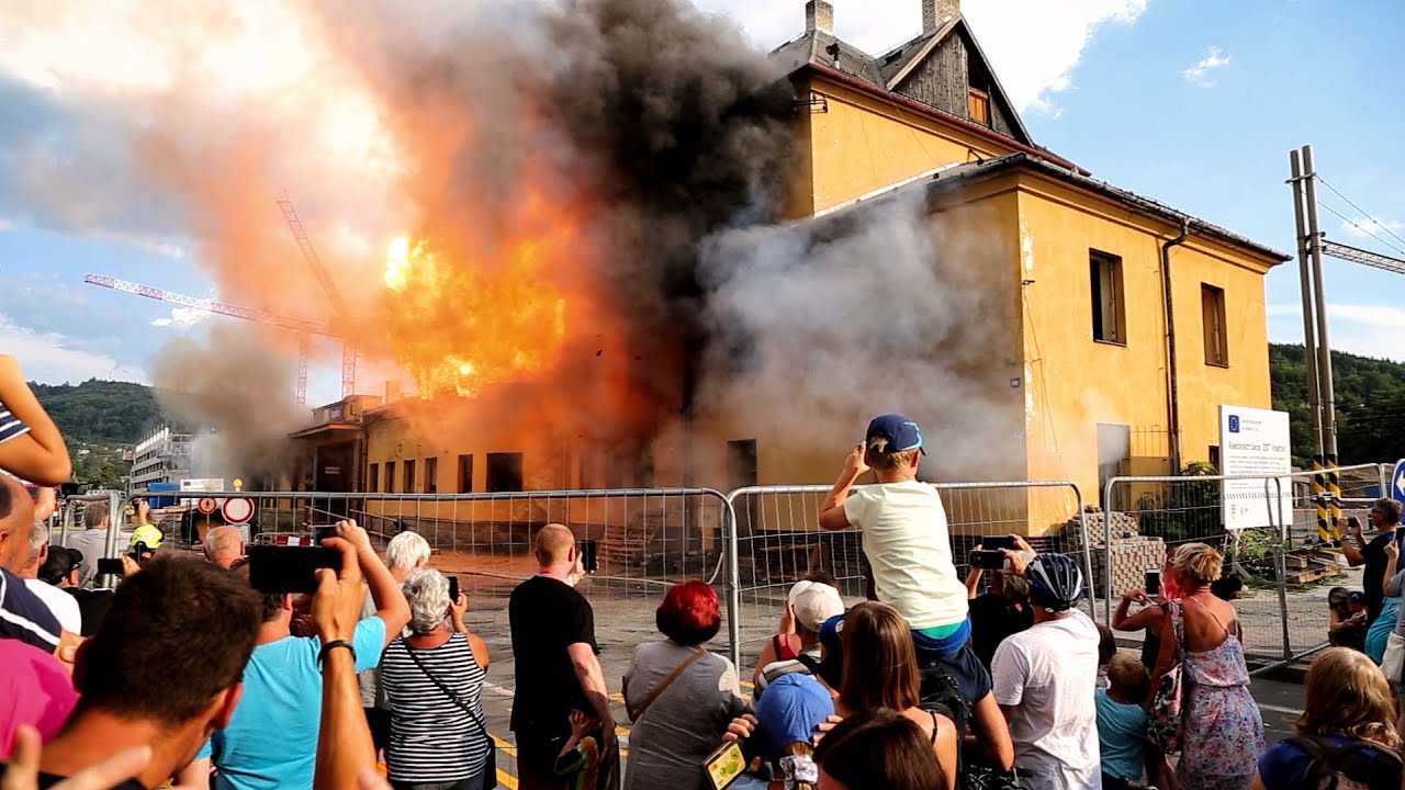 Druhá etapa demolice budovy železniční stanice Vsetín