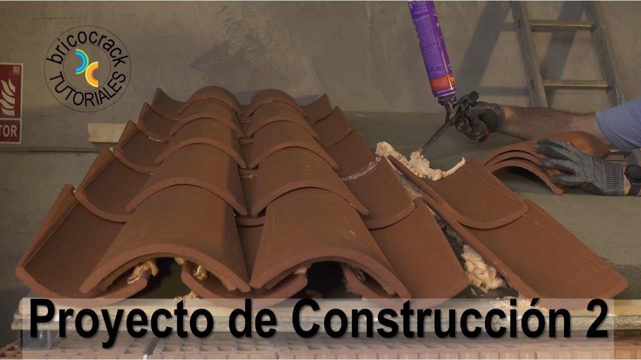 Montar tejado sencillo: viguetas, tableros de madera y tejas pegadas con espuma (Bricocrack)
