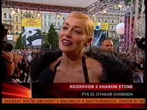 Video: Sharon Stone Gömmer Inte En Slapp Mage På Stranden I Miami