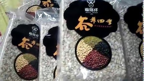 Top and bottom sides labeling machine clip self adhesive flat pouch label applicator product labeler