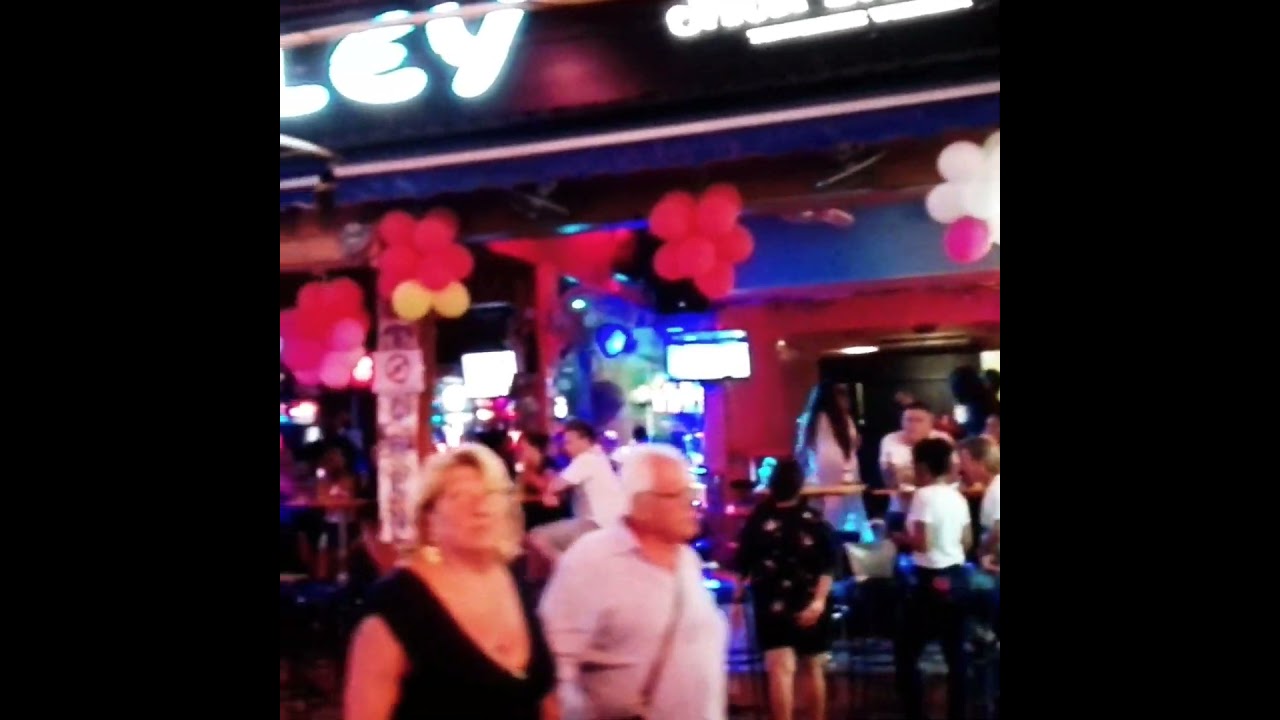 Bar Smiley,местный Bob Marley 