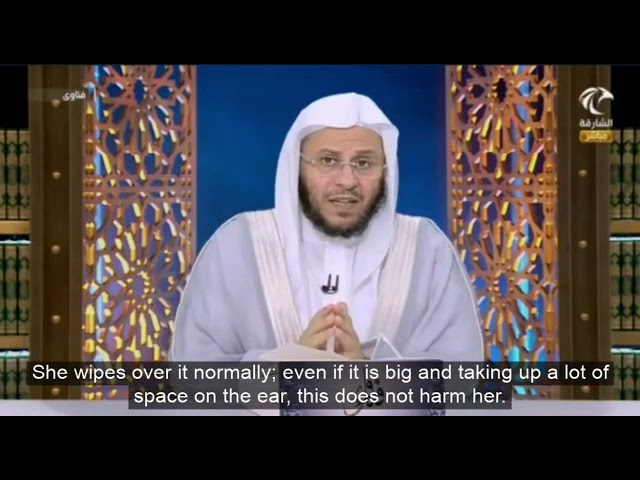 حكم المسح على الأذنين أثناء الوضوء وعليها الحلق؟ | الشيخ عزيز بن فرحان
