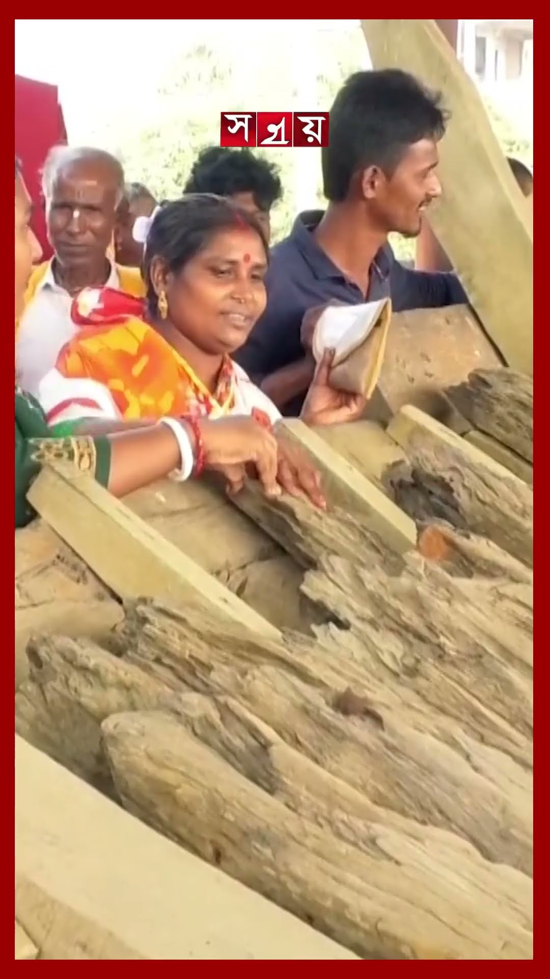 অযত্নে পড়ে আছে রহস্যে ঘেরা ২০০ বছরের পুরানো নৌকা #patuakhali #kuakata #boat #shorts #somoytv