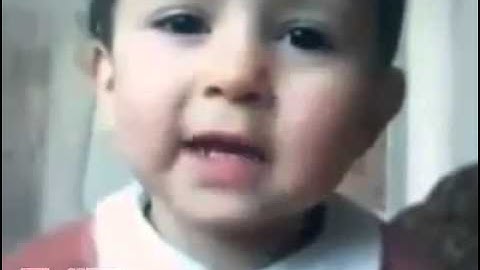 طفل صغير يقرأ سورة الفاتحه