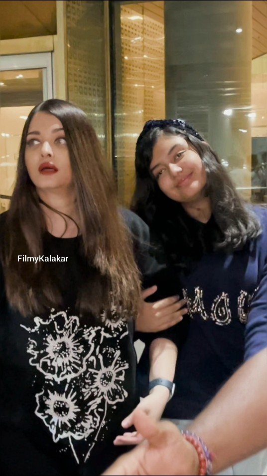 Sweet #aaradhyabachchan with her parents #aishwaryaraibachchan #abhishekbachchan ? #filmykalakar