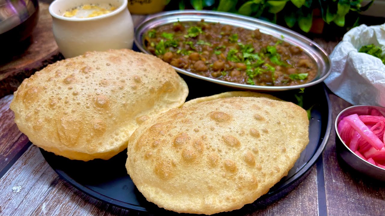 आटे के भटूरे और सिर्फ़ एक चम्मच तेल से बनाए instant पंजाबी छोले