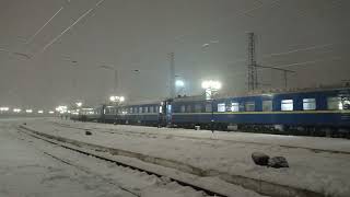 Вокзал Львова снежной ночью. Вокзал Львова у сніжну ніч.