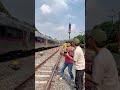 Bapak Ini Telat Menutup Mainan Palang Pintu Saat Kereta Api Datang #palangpintukeretaapi