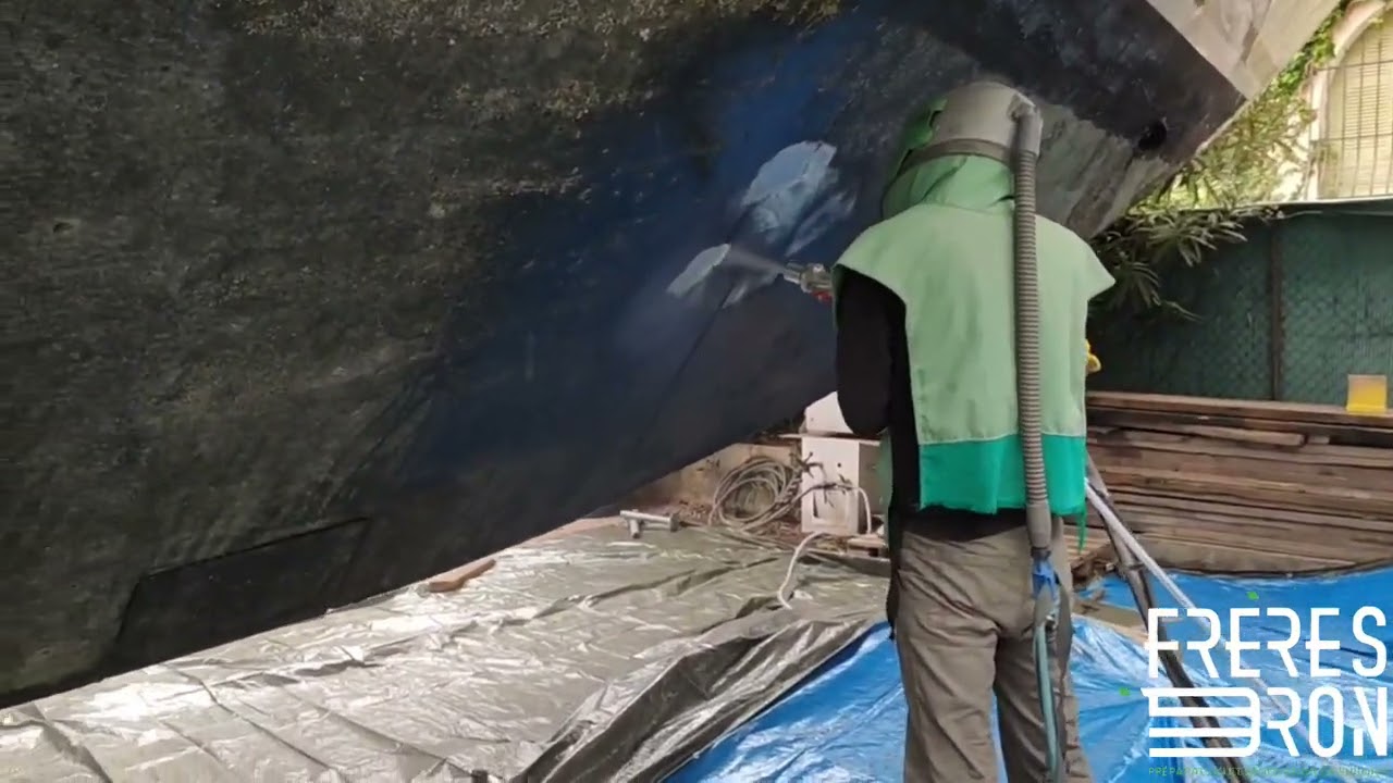 Carénage, aérogommage antifouling et mise en primaire du bateau