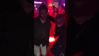 ПАРНИ ТАНЦУЮТ В БАРЕ  ПИПЛ БАР МОСКВА #shorts