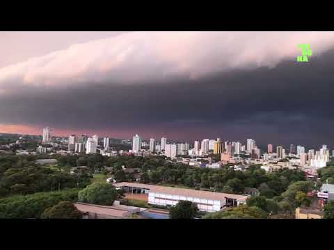 Nuvem 'parede' gigante impressiona ao encobrir cidade no Paraná