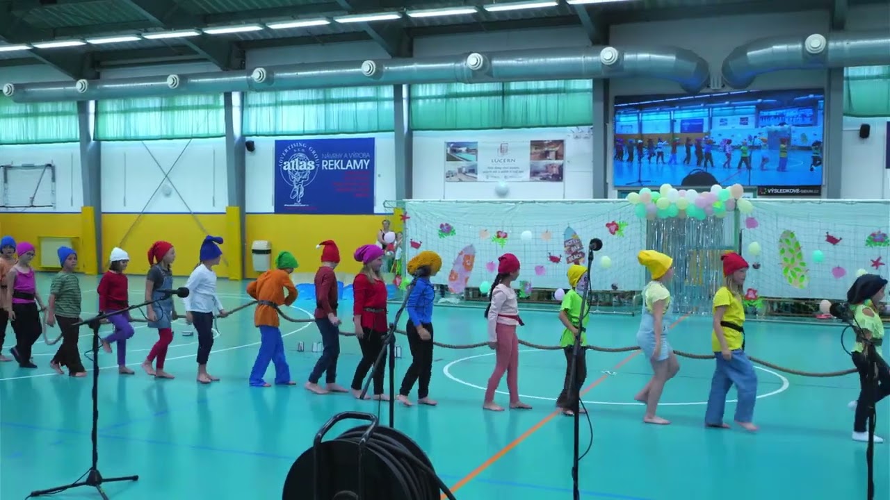 ZŠ Králův Dvůr - Akademie 2023 - 10: 2.C Trpaslíci trávou jdou – tanec