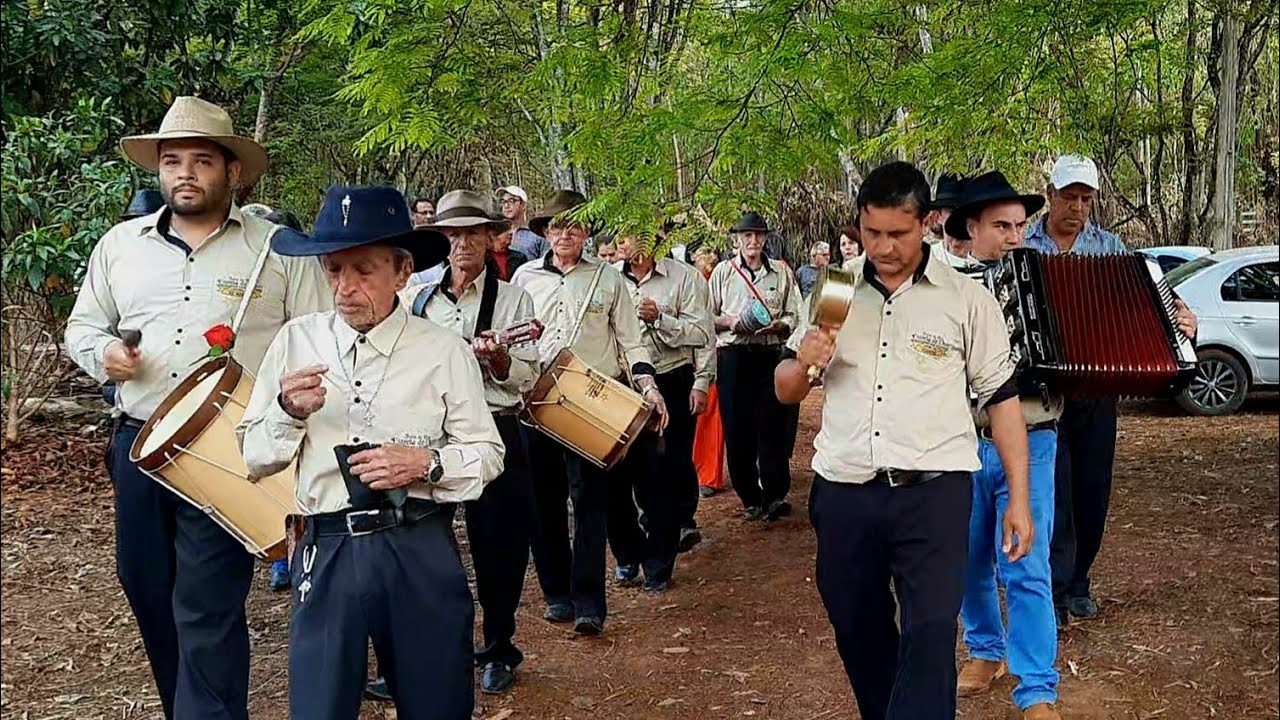 Folia de Reis Estrela de Ouro de Itapecerica-MG - Chegada no almoço de promessa, 27/08/2023.