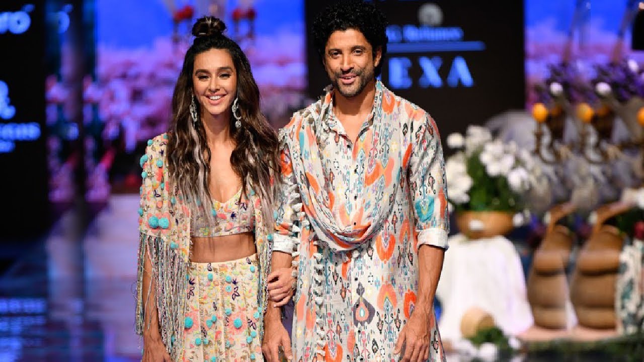 Shibani Dandekar & Farhan Akhtar Walk For Payal Singhal | Fall/Winter 2019/20 | Lakme Fashion Week