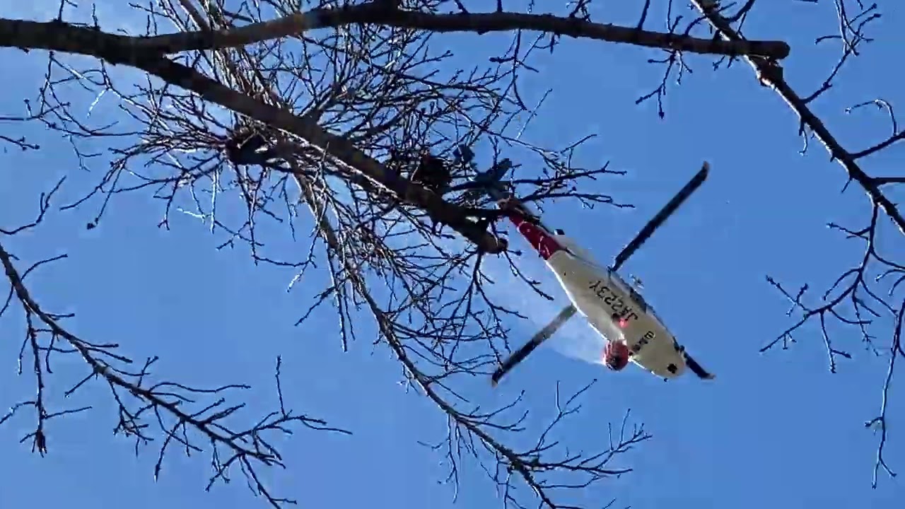 山梨県上野原市の、扇山の山林火災消火に出動しているヘリコプター群（陸上自衛隊CH-47チヌーク、山梨県防災航空隊（JA223Yあかふじ）、全体統制に陸自UH-1が高空を旋回、監視管制） 