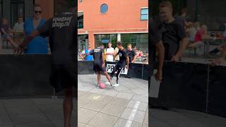 Juste un mec chill qui met des petits ponts 🤷🏾♂️ #footballshorts #panna #nutmeg #fun #futsal