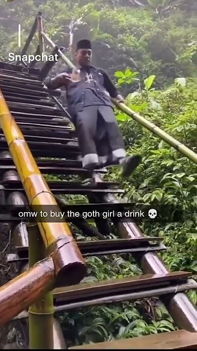 Pria jatuh dari tangga lalu menangis
