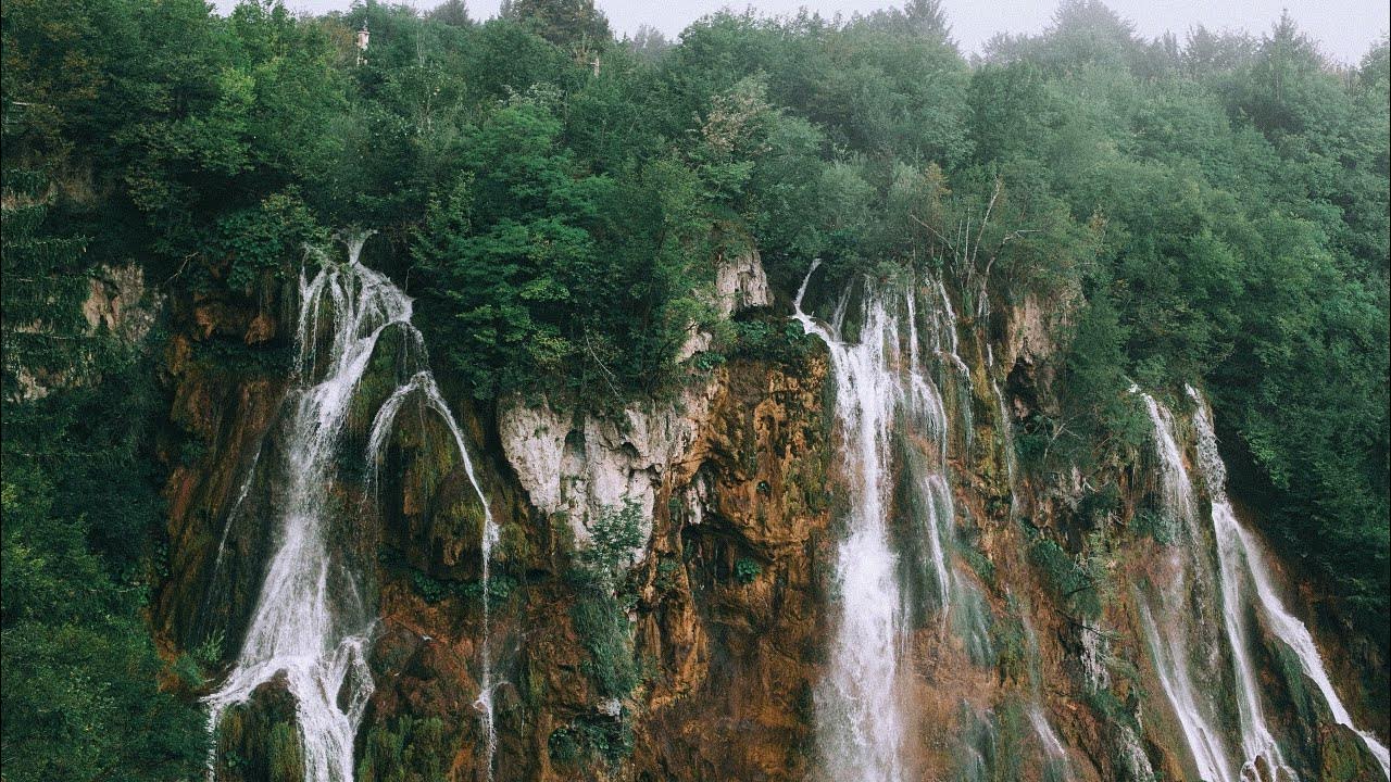 Стремительный водопад. Скалистый овраг.