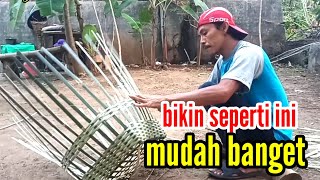 Membuat keranjang dari anyaman bambu